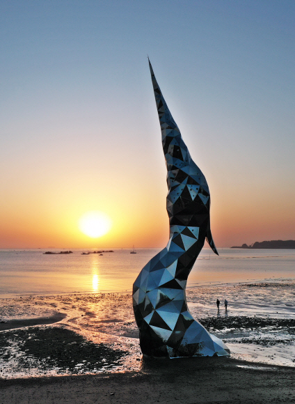 왜목마을 바닷가에 세워진 ‘새빛왜목’ 조형물. 높이가 30m에 이른다.