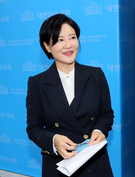 미소짓는 민주당 이수진 전 판사