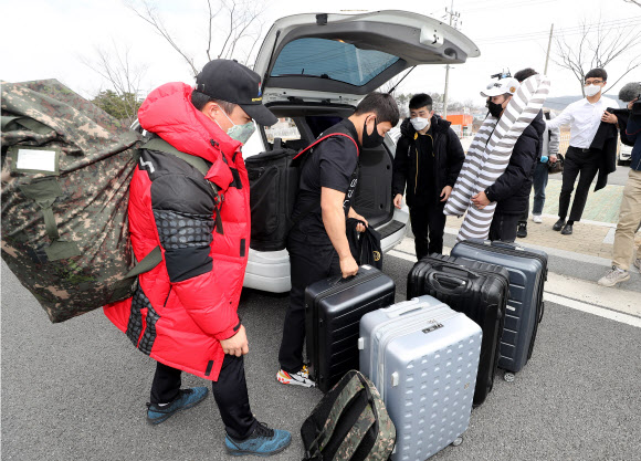 짐 옮기는 선수들