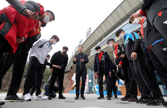 선수들에게 당부의 말 전하는 김택수 감독