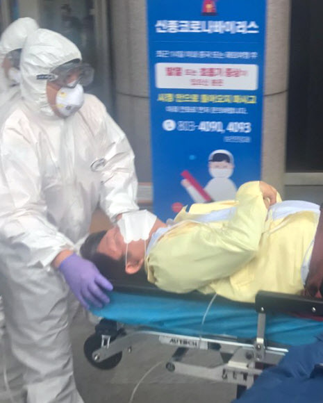 쓰러져 구급차로 옮겨지는 권영진 대구시장