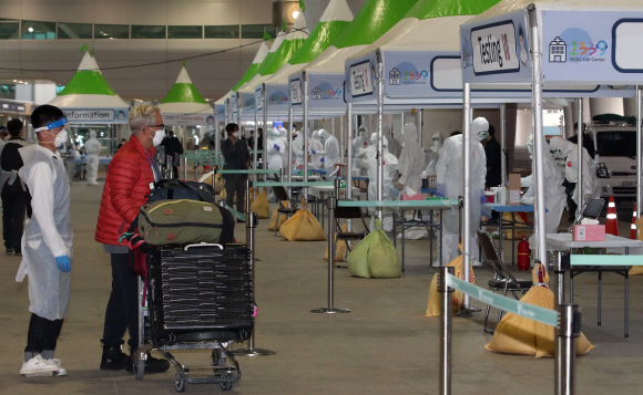 인천공항에 등장한 ‘오픈 워킹 스루’… 정부 “감염 위험 없다”