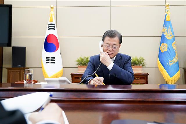 문재인 대통령과 통화한 트뤼도 캐나다 총리 ‘한국 배우고 싶다’