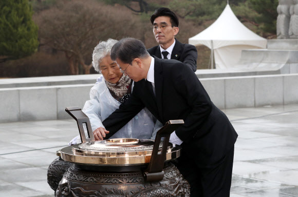 유가족 질문 듣는 문 대통령