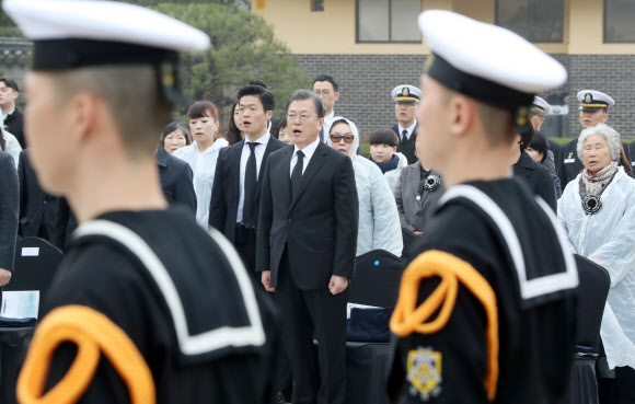 애국가 제창하는 문 대통령