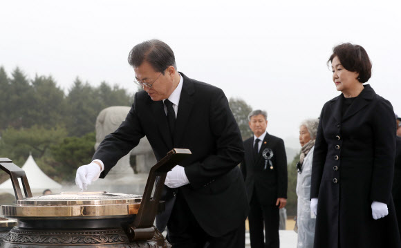 문 대통령, 서해수호의 날 기념식 분향