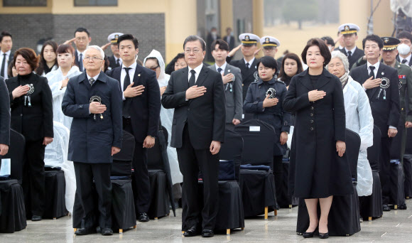 국기에 경례하는 문 대통령