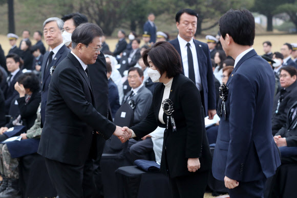 심상정 대표와 인사하는 문 대통령