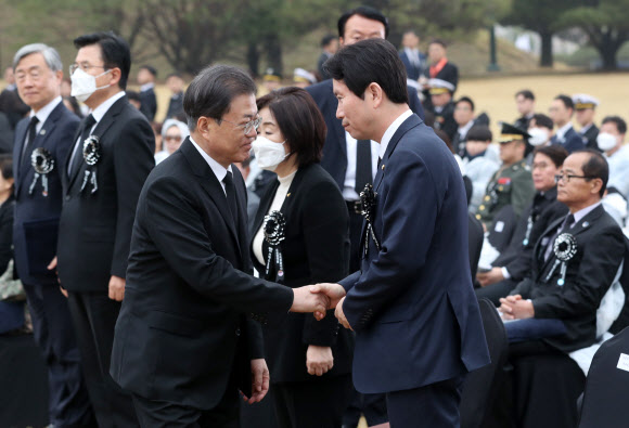 이인영 원내대표와 인사하는 문 대통령