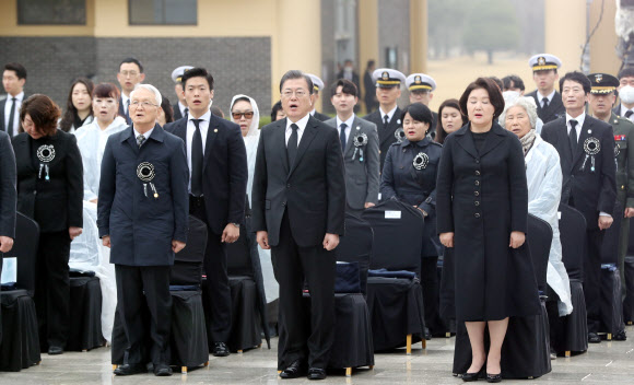 애국가 제창하는 문 대통령