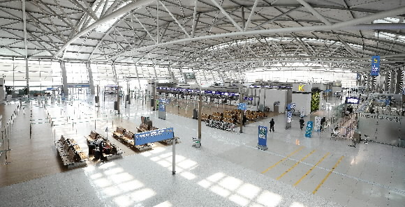 코로나19 의 확산으로 해외여행객이 급감하면서 인천국제공항 제2터미널 출국장이 한산한 모습을 보이고 있다. 뉴스1  