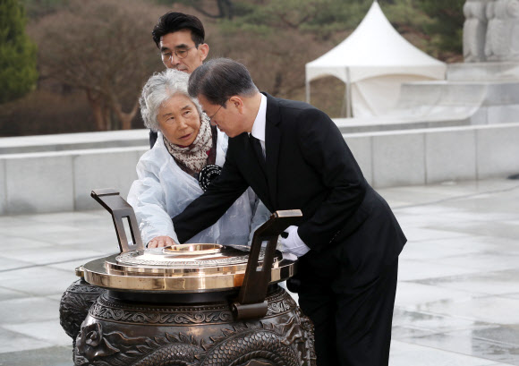 유가족 질문 듣는 문 대통령