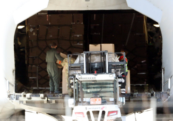 코로나 장비 수송하는 나토 수송기