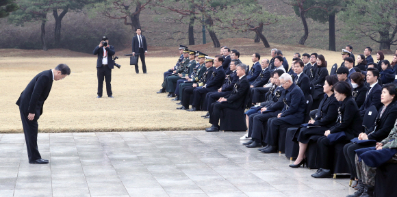 문재인 대통령이 27일 국립대전현충원에서 서해수호의 날 기념사를 마친 후 인사하고 있다. 2020.3.27 도준석 기자 pado@seoul.co.kr