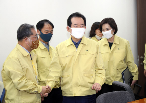 이재정 교육감과 인사하는 정세균 총리