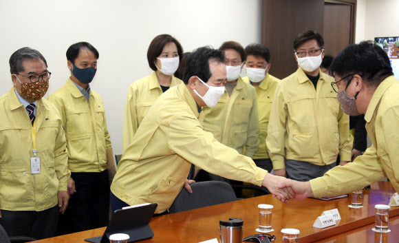 교육감들과 인사하는 정세균 총리