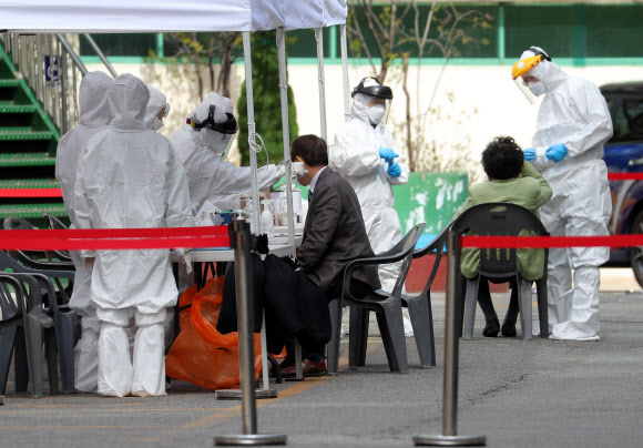 검사받는 만민중앙교회 교인들