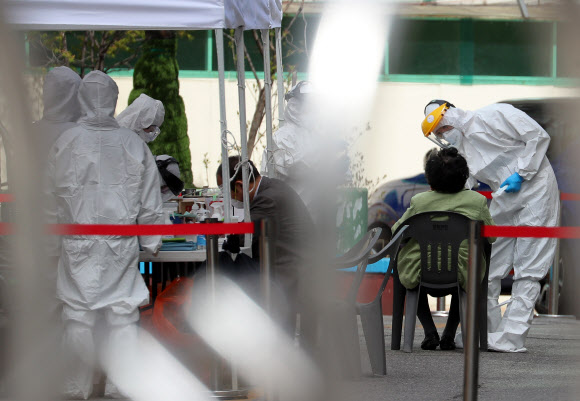 검사받는 만민중앙교회 교인들