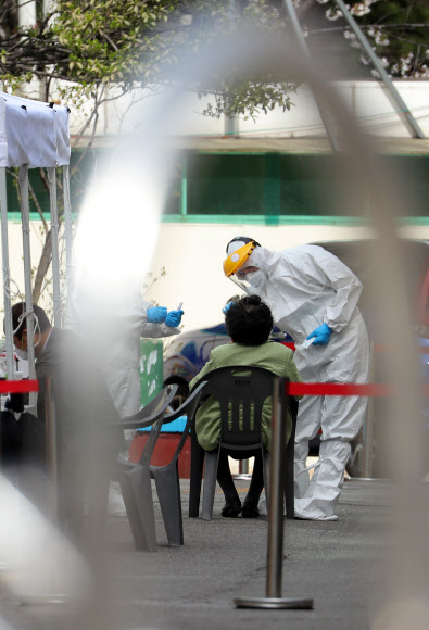 검사받는 만민중앙교회 교인들