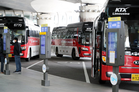 해외입국자 태우고 이동하는 전용 공항버스