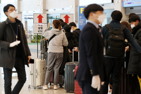 해외입국자 전용 공항버스 대기줄
