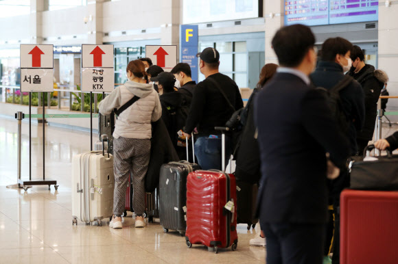 해외입국자 전용 공항버스 대기줄