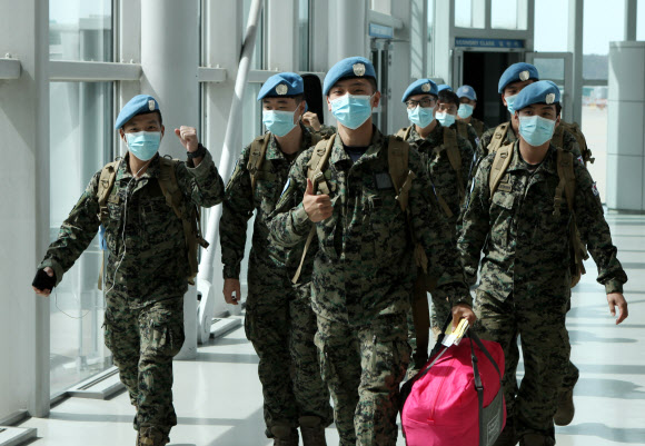 마스크 착용하고 늠름하게 귀국하는 한빛부대 11진