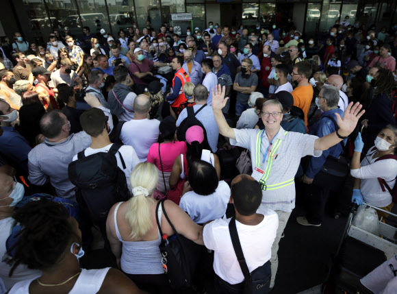 신종 코로나바이러스 감염증(코로나19) 확산에 따른 항공편 운항 중단으로 여행객들이 필리핀에서 발이 묶인 가운데 28일(현지시간) 마닐라의 니노이 아키노 국제공항에서 독일인들이 귀국 전세기를 기다리고 있다.  EPA 연합뉴스