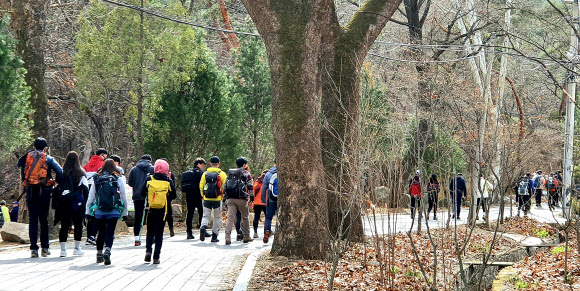 봄 맞이 등산객 몰린 북한산
