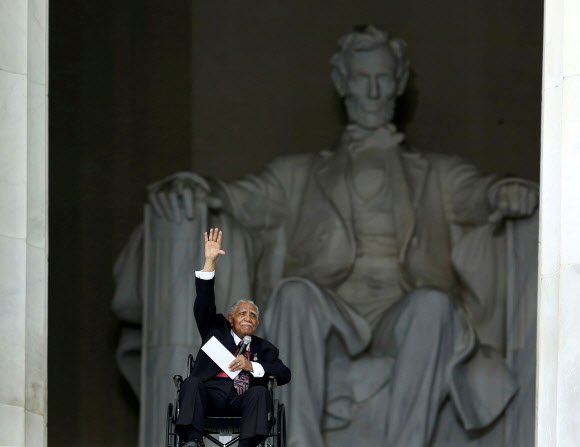 조지프 로어리 목사가 지난 1963년 8월 28일 워싱턴 가두행진 50주년인 2013년 의사당 링컨 기념관 앞에서 연설을 마친 뒤 손을 흔들어 답례하고 있다. 　로이터 자료사진 연합뉴스