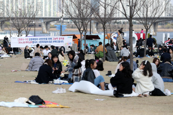 28일 오후 서울 영등포구 여의도 한강공원에서 시민들이 봄나들이를 즐기고 있다. 연합뉴스.