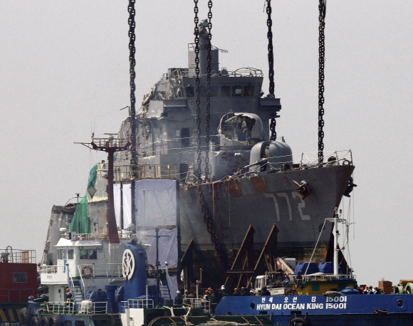 2010년 4월 24일 서해 백령도 앞 바다에서 북한 어뢰 공격으로 침몰한 천안함의 함수를 인양하고 있다. 서울신문 DB