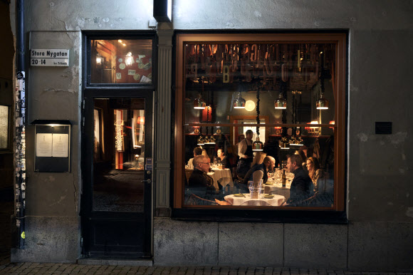 유럽의 여느 도시와 달리 스웨덴 스톡홀름의 레스토랑에는 느긋한 시민들이 일상의 즐거움을 누리는 모습을 쉽게 찾아볼 수 있다. 25일(현지시간) 한 레스토랑 모습이다. 스톡홀름 AP 연합뉴스 