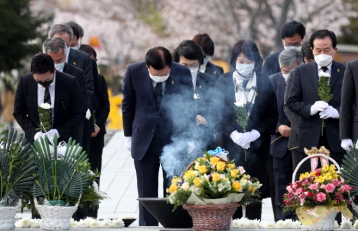 열린민주당 봉하마을 노무현 대통령 묘역 참배