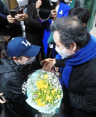 전북 남원 시민에게 꽃다발 받는 이낙연 더불어민주당 상임선대위원장