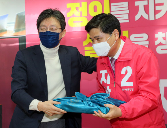 지상욱에게 떡 선물하는 유승민