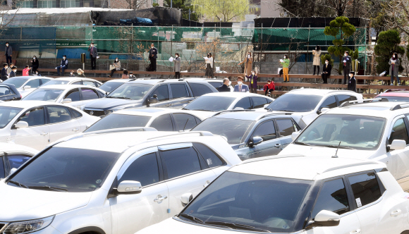 코로나 19(신종 코로나바이러스 감염증) 여파가 계속되고 있는 29일 서울 중랑구 소재 서울씨티교회 주차장에서 사회적 거리두기를 실천하며 예배를 드릴 수 있는 방식인 ‘드라이브 인 워십 서비스’(Drive-in worship service) 예배가 열리고 있다. 이날 교인들은 자신의 차 안에서 라디오를 통해 설교를 들으며 예배에 참석했다. 2020.3.29 오장환 기자 5zzang@seoul.co.kr