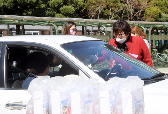 코로나 19(신종 코로나바이러스 감염증) 여파가 계속되고 있는 29일 서울 중랑구 소재 서울씨티교회 주차장에서 사회적 거리두기를 실천하며 예배를 드릴 수 있는 방식인 ‘드라이브 인 워십 서비스’(Drive-in worship service) 예배가 열리고 있다. 이날 교인들은 자신의 차 안에서 라디오를 통해 설교를 들으며 예배에 참석했다. 2020.3.29 오장환 기자 5zzang@seoul.co.kr