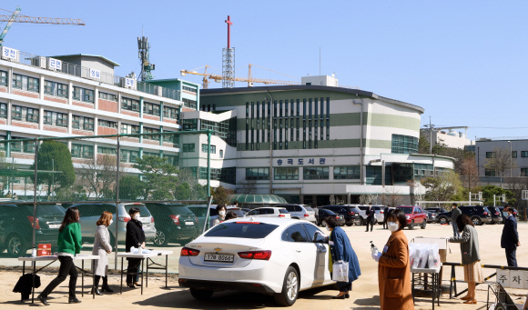 코로나 19(신종 코로나바이러스 감염증) 여파가 계속되고 있는 29일 서울 중랑구 소재 서울씨티교회 주차장에서 사회적 거리두기를 실천하며 예배를 드릴 수 있는 방식인 ‘드라이브 인 워십 서비스’(Drive-in worship service) 예배가 열리고 있다. 이날 교인들은 자신의 차 안에서 라디오를 통해 설교를 들으며 예배에 참석했다. 2020.3.29 오장환 기자 5zzang@seoul.co.kr