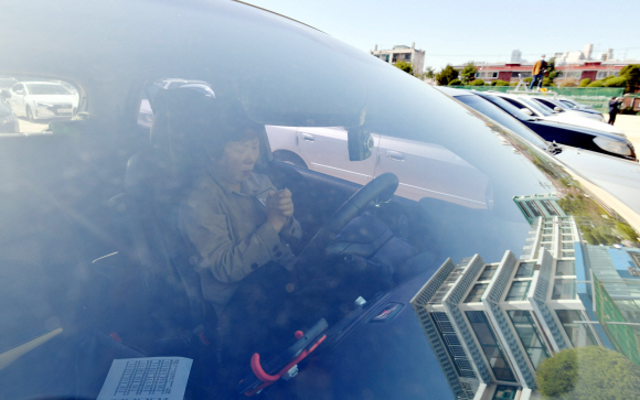 코로나 19(신종 코로나바이러스 감염증) 여파가 계속되고 있는 29일 서울 중랑구 소재 서울씨티교회 주차장에서 사회적 거리두기를 실천하며 예배를 드릴 수 있는 방식인 ‘드라이브 인 워십 서비스’(Drive-in worship service) 예배가 열리고 있다. 이날 예배에 참석한 신자들은 자신의 차 안에서 라디오를 통해 설교를 들으며 예배에 참석했다. 2020.3.29 오장환 기자 5zzang@seoul.co.kr