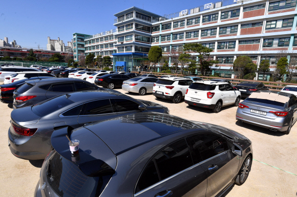 코로나 19(신종 코로나바이러스 감염증) 여파가 계속되고 있는 29일 서울 중랑구 소재 서울씨티교회 주차장에서 사회적 거리두기를 실천하며 예배를 드릴 수 있는 방식인 ‘드라이브 인 워십 서비스’(Drive-in worship service) 예배가 열리고 있다. 이날 예배에 참석한 신자들은 자신의 차 안에서 라디오를 통해 설교를 들으며 예배에 참석했다. 2020.3.29 오장환 기자 5zzang@seoul.co.kr