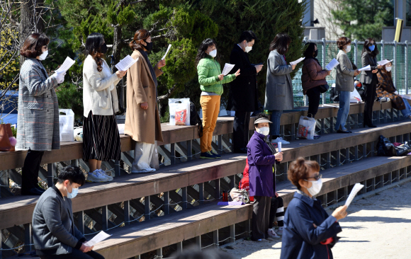 코로나 19(신종 코로나바이러스 감염증) 여파가 계속되고 있는 29일 서울 중랑구 소재 서울씨티교회 주차장에서 사회적 거리두기를 실천하며 예배를 드릴 수 있는 방식인 ‘드라이브 인 워십 서비스’(Drive-in worship service) 예배가 열리고 있다. 이날 예배에 참석한 신자들은 자신의 차 안에서 라디오를 통해 설교를 들으며 예배에 참석했다. 2020.3.29 오장환 기자 5zzang@seoul.co.kr
