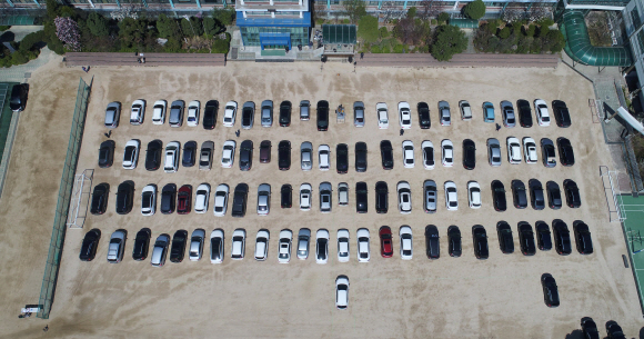 코로나 19(신종 코로나바이러스 감염증) 여파가 계속되고 있는 29일 서울 중랑구 소재 서울씨티교회 주차장에서 사회적 거리두기를 실천하며 예배를 드릴 수 있는 방식인 ‘드라이브 인 워십 서비스’(Drive-in worship service) 예배가 열리고 있다.이날 교인들은 자신의 차 안에서 라디오를 통해 설교를 들으며 예배에 참석했다. 2020.3.29 오장환 기자 5zzang@seoul.co.kr