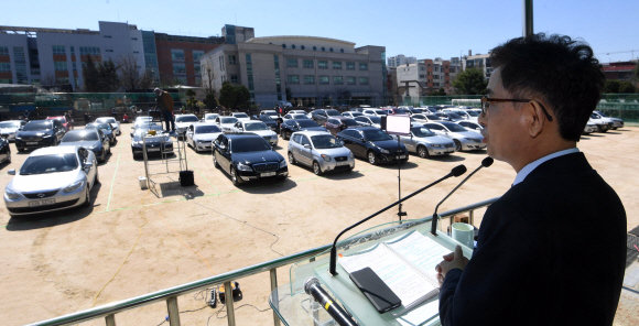코로나 19(신종 코로나바이러스 감염증) 여파가 계속되고 있는 29일 서울 중랑구 소재 서울씨티교회 주차장에서 사회적 거리두기를 실천하며 예배를 드릴 수 있는 방식인 ‘드라이브 인 워십 서비스’(Drive-in worship service) 예배가 열리고 있다. 이날 예배에 참석한 신자들은 자신의 차 안에서 라디오를 통해 설교를 들으며 예배에 참석했다. 2020.03.29 오장환 기자 5zzang@seoul.co.kr