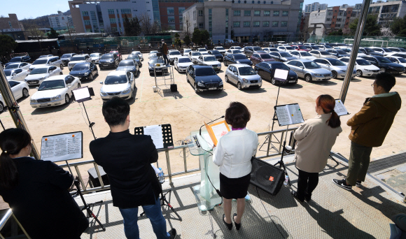 코로나 19(신종 코로나바이러스 감염증) 여파가 계속되고 있는 29일 서울 중랑구 소재 서울씨티교회 주차장에서 사회적 거리두기를 실천하며 예배를 드릴 수 있는 방식인 ‘드라이브 인 워십 서비스’(Drive-in worship service) 예배가 열리고 있다. 이날 예배에 참석한 신자들은 자신의 차 안에서 라디오를 통해 설교를 들으며 예배에 참석했다. 2020.03.29 오장환 기자 5zzang@seoul.co.kr