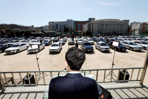 코로나 19(신종 코로나바이러스 감염증) 여파가 계속되고 있는 29일 서울 중랑구 소재 서울씨티교회 주차장에서 사회적 거리두기를 실천하며 예배를 드릴 수 있는 방식인 ‘드라이브 인 워십 서비스’(Drive-in worship service) 예배가 열리고 있다. 이날 예배에 참석한 신자들은 자신의 차 안에서 라디오를 통해 설교를 들으며 예배에 참석했다. 2020.3.29 오장환 기자 5zzang@seoul.co.kr