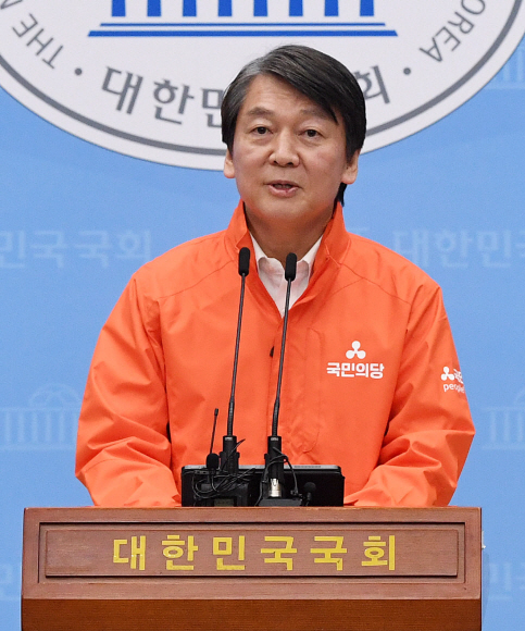 안철수 국민의당 대표가 29일 국회 소통관에서 대구 의료봉사 이후 14일간의 자가격리에서 해제된 후 첫 기자회견을 하고 있다. 오장환 기자 5zzang@seoul.co.kr