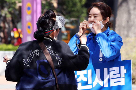 유권자와 만난 고민정 후보