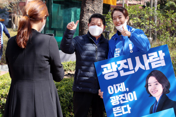 유권자와 만난 고민정 후보