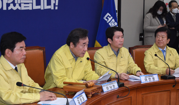 30일 오전 서울 여의도 국회에서 열린 더불어민주당 중앙선거대책위원회-코로나19 국난극복위원회 연석회의에 이낙연 국난극복위원장과 이인영 공동선대위원장 등이 참석했다. 2020.3.30     김명국선임기자 daunso@seoul.co.kr